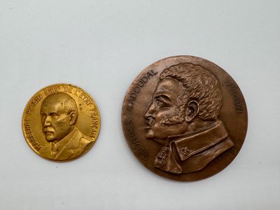 une image représentant une médaille d'or et une pièce de bronze sur un fond blanc