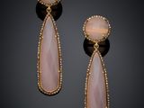 une paire de boucles d'oreilles en or et pierres roses