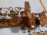 un homme qui tient un objet en bois dans la main
