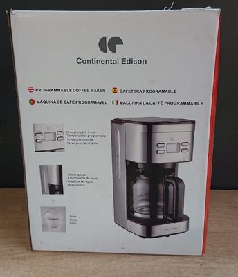emballage d'une cafetière posée sur une table en bois
