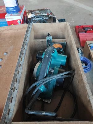 une boîte avec un tas d'outils à l'intérieur