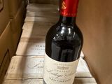 une bouteille de vin posée sur une pile de cartons