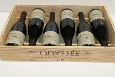six bouteilles de vin rouge dans un coffret en bois sur une table