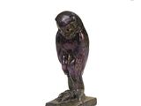 statue d'un oiseau posée sur un socle en marbre, sur fond blanc