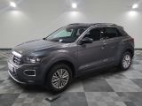 Le SUV Volkswagen est garé sur un sol en dalles à damier.