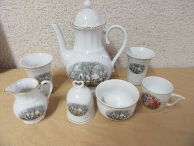 une table sur laquelle se trouvent une théière, des tasses et des soucoupes