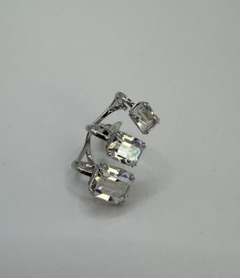 bague en argent ornée de pierres en cristal transparent sur un fond blanc