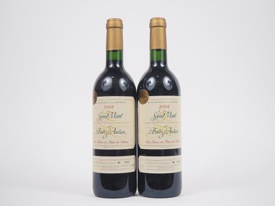 deux bouteilles de vin rouge posées l'une à côté de l'autre sur une surface blanche