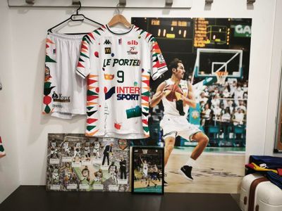 une photo d'un maillot de basket accroché au mur