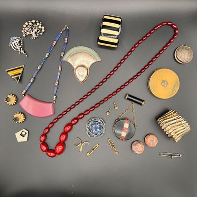 de nombreux bijoux différents, tous posés ensemble sur la table