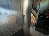 un lit dans un coin d'une pièce, près d'un escalier