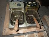 deux friteuses posées sur une palette