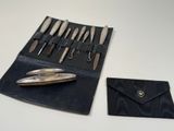 une photo d'un étui en cuir contenant un couteau et d'autres outils