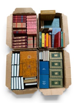 Des cartons remplis de livres sont empilés les uns sur les autres sur une surface blanche