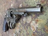 un pistolet qui est posé par terre
