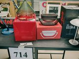 une table sur laquelle se trouvent de nombreux objets