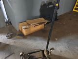 un scooter qui repose sur le sol du garage