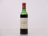 une bouteille de vin posée sur une table