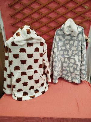deux couvertures posées sur une chaise dans une pièce