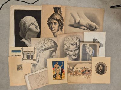 une série de photos accrochées au mur d'une pièce