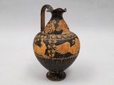 un vase noir et doré orné d'un oiseau
