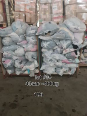 Environ 400 kg de vêtements de seconde main en sacs, avec un…
