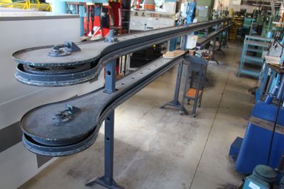 1 chaine de montage d'environ 18 mètre avec un lot de chario…