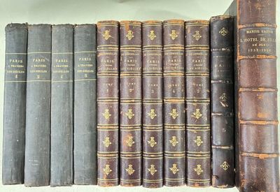 Plusieurs vieux livres sont alignés sur une étagère à côté d'une horloge
