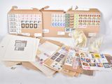 de nombreux timbres différents dans une boîte posée sur la table