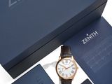 La montre dans son coffret se trouve à côté du contenu de la montre.