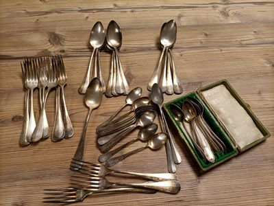 beaucoup d'argenterie posée sur une table en bois