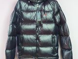 Cette veste est brillante et luisante, et elle est dotée d'une capuche.