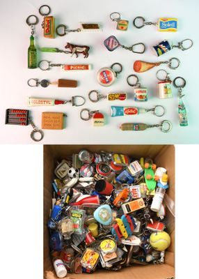 une boîte contenant de nombreux types de porte-clés différents