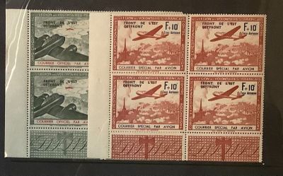 plusieurs timbres représentant un avion, posés sur une table