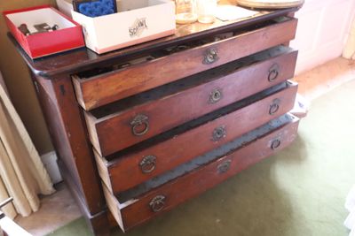 une commode sur laquelle sont posés tout un tas d'objets