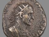 une pièce d'argent portant l'image d'un homme