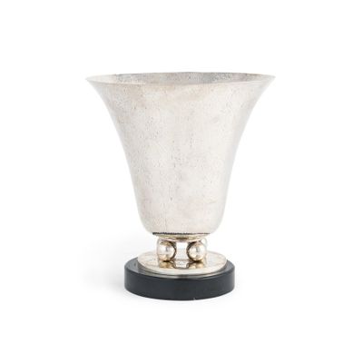 un vase ancien en argent avec un socle noir sur fond blanc