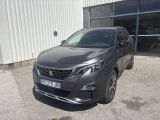 l'avant d'une voiture grise garée devant un immeuble