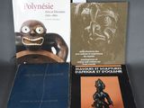 deux livres sont posés l'un à côté de l'autre sur une table