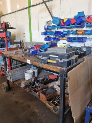 un établi avec de nombreux outils dans un garage