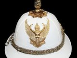 un casque blanc et doré orné d'un aigle doré