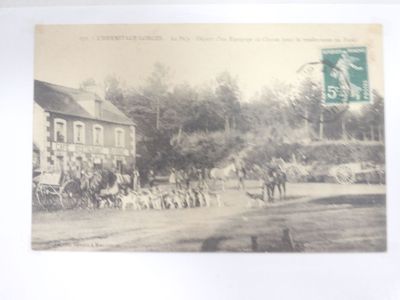 une photo d'un défilé de calèches parcourant la rue