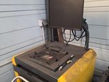 un ordinateur posé sur une machine dans un garage