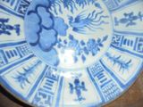 une assiette bleue et blanche ornée d'un dragon