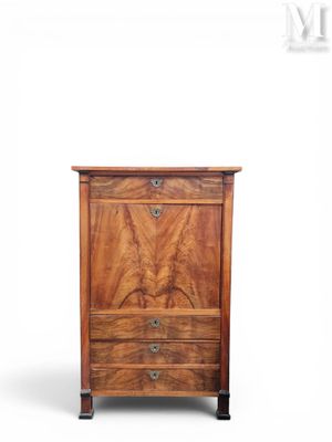 une commode en bois comportant deux tiroirs d'un côté et deux tiroirs de l'autre