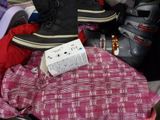 un tas de vêtements et de skis dans une valise