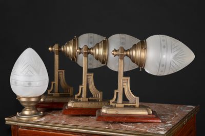 trois lampes posées sur une table en bois