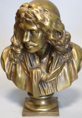 un buste antique en bronze représentant une femme aux cheveux longs et portant un foulard