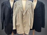 trois vestes pour homme posées sur un mannequin, sur fond gris