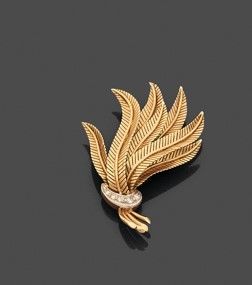 une broche en or 18 carats et diamants